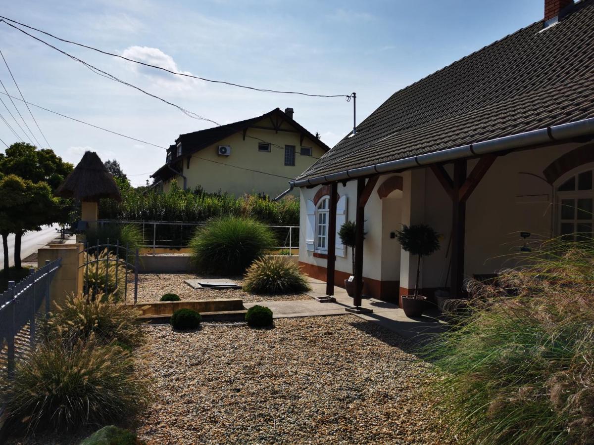 Ferienwohnung Pintes 38 Dunaújváros Exterior foto